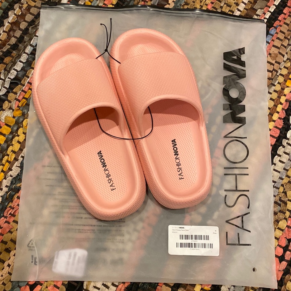 NWT fashion nova pink slides sandals